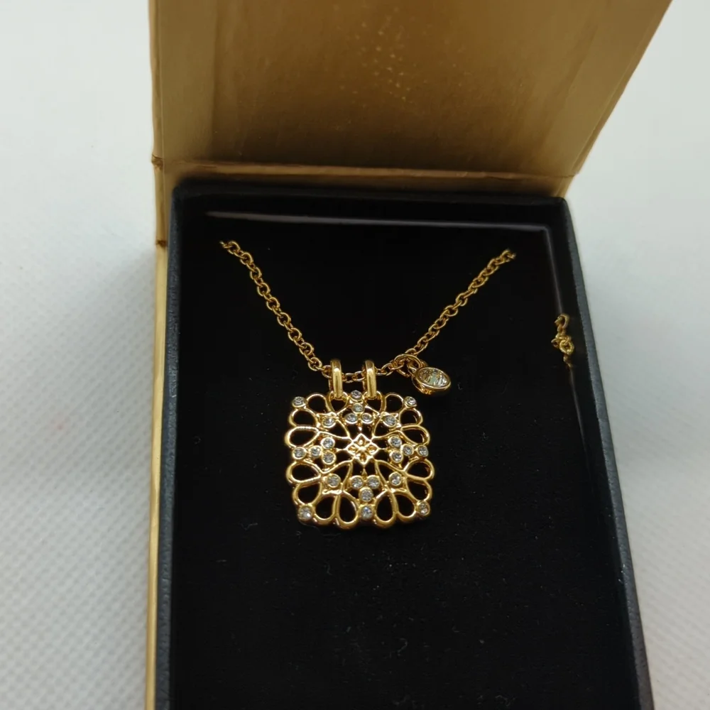 Avon Signature Collection Square Pendant - Picture 2 of 7